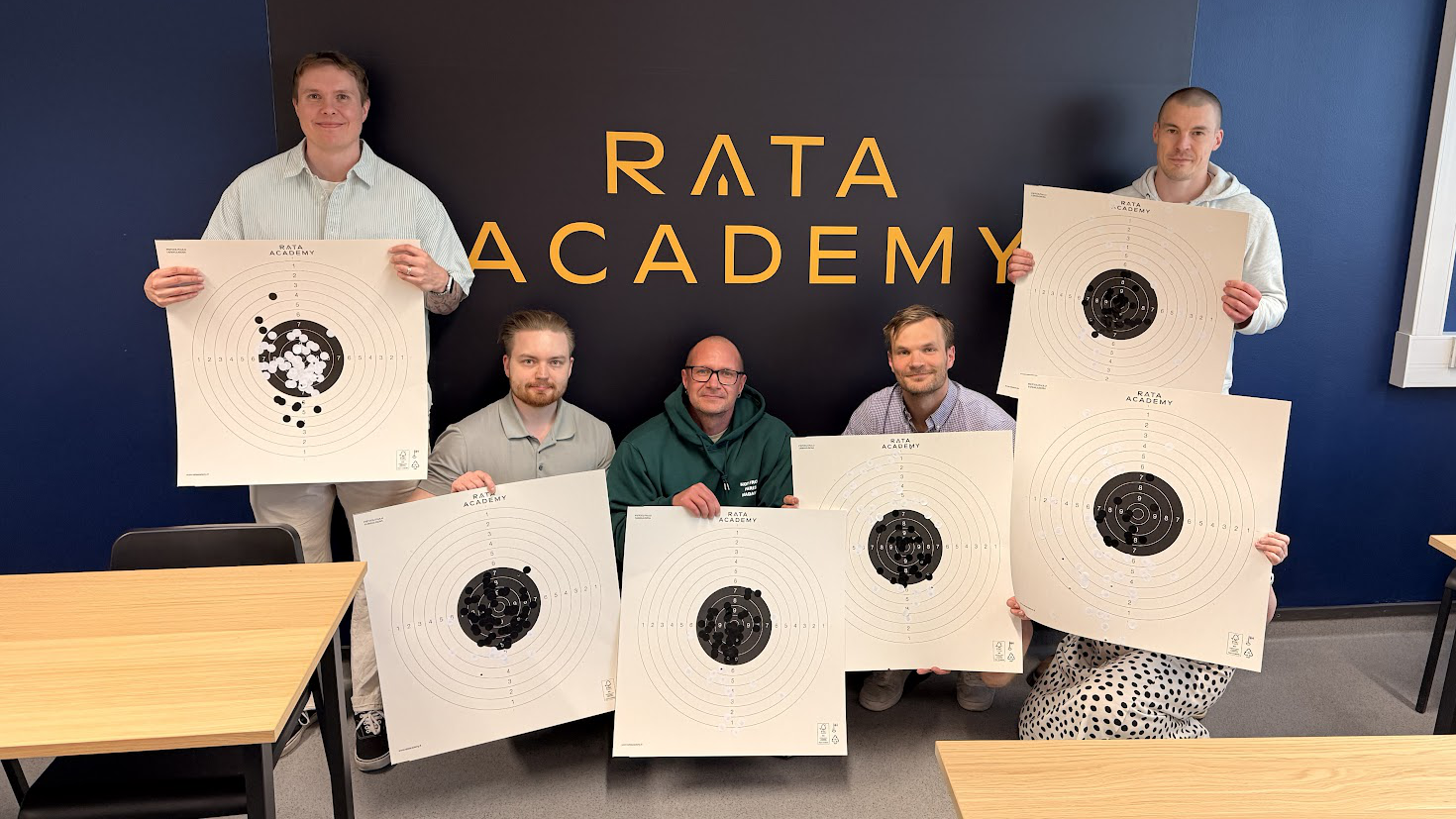 Työporukka esittelee ammuttuja taulujaan Rata Academyssa